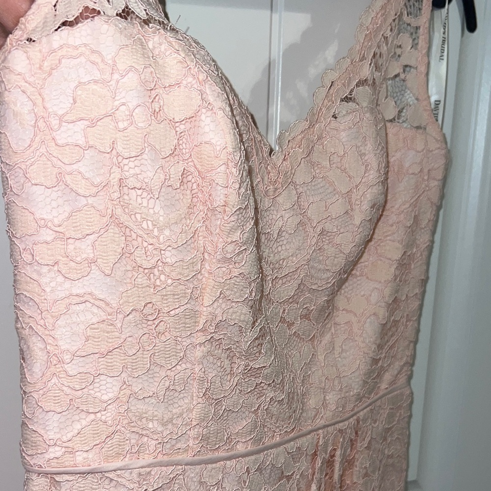 David's Bridal Bridesmaid Dress Blush/Lt Pink Lace Dress with V Neckline Size 6 - Picture 3 of 11